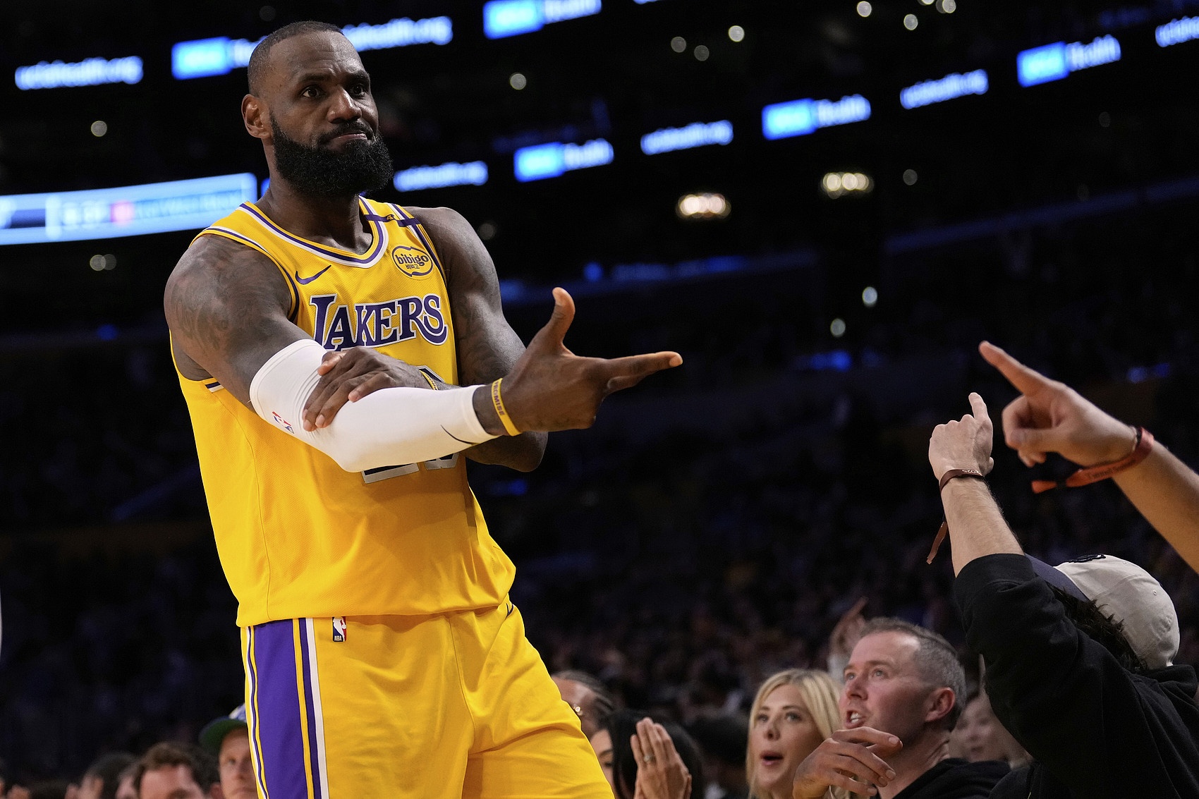 詹姆斯绝杀进决赛，湖人闯入总决赛的简单介绍