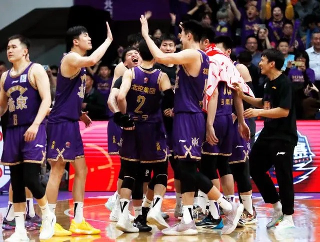 广厦队客场胜北控队，稳固领先优势的简单介绍