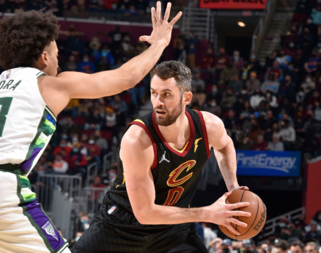 雄鹿主力盯紧后防备战，为夺取胜局日积夜累的简单介绍