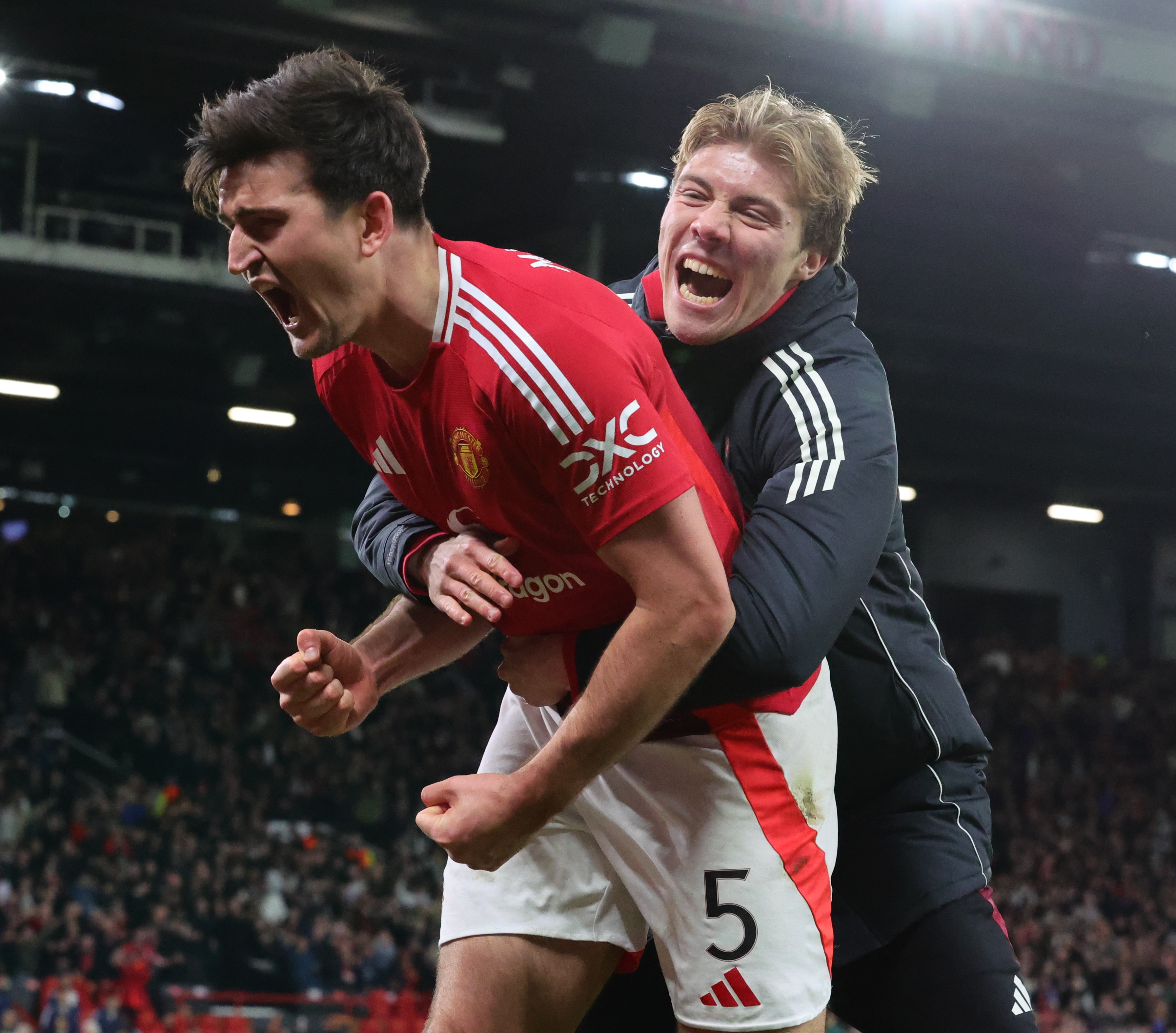 曼联主场逆转成功,球迷欢庆 曼联主场逆转成功,球迷欢庆