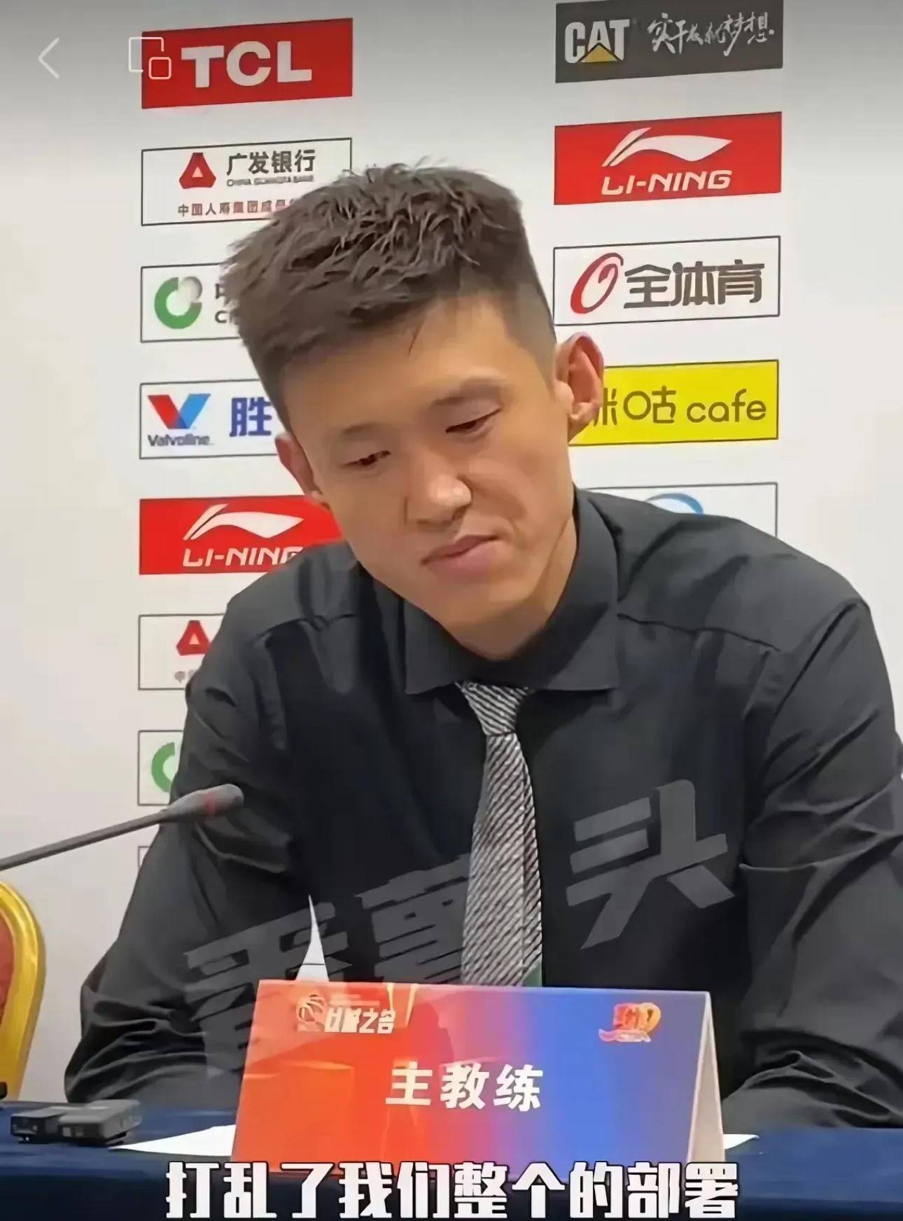 球队战绩下滑，主教练面临解职危机