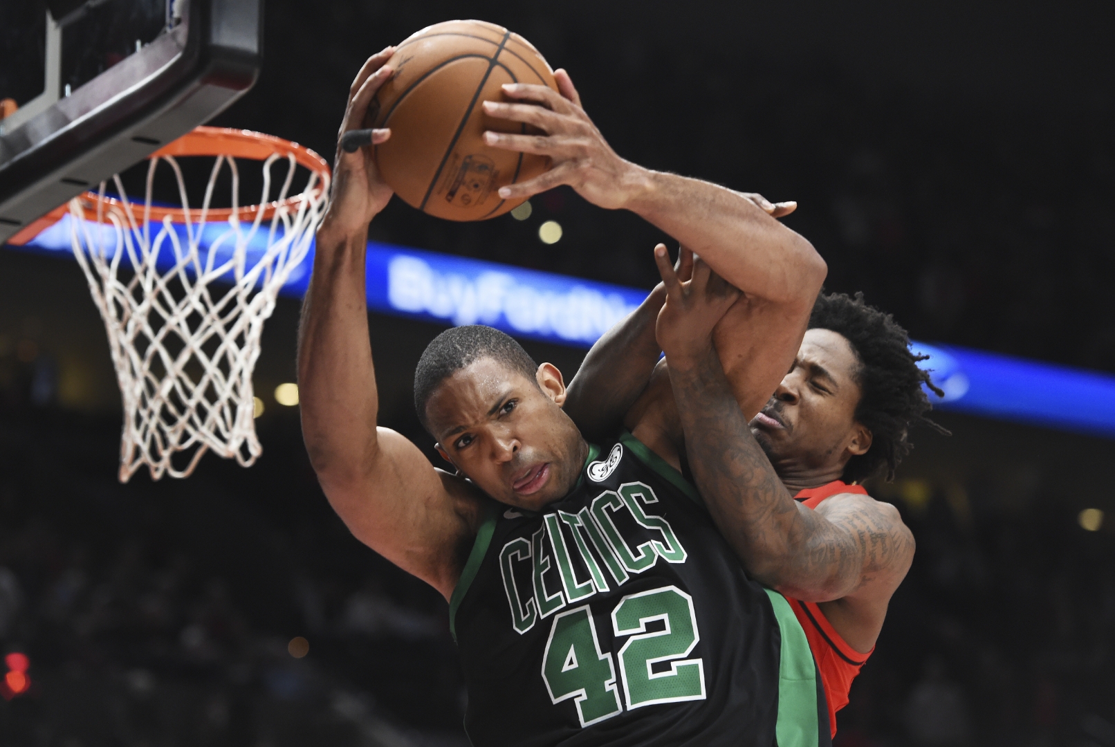 关于山东队力克凯尔特人，易建联统治全场的信息