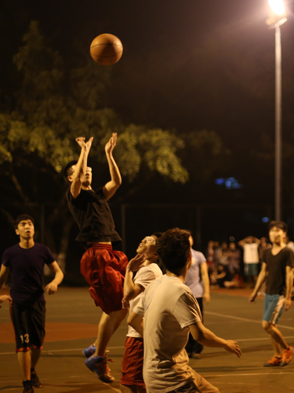 澳洲篮球联赛选手齐聚一堂庆祝胜利 澳洲篮球联赛选手齐聚一堂庆祝胜利