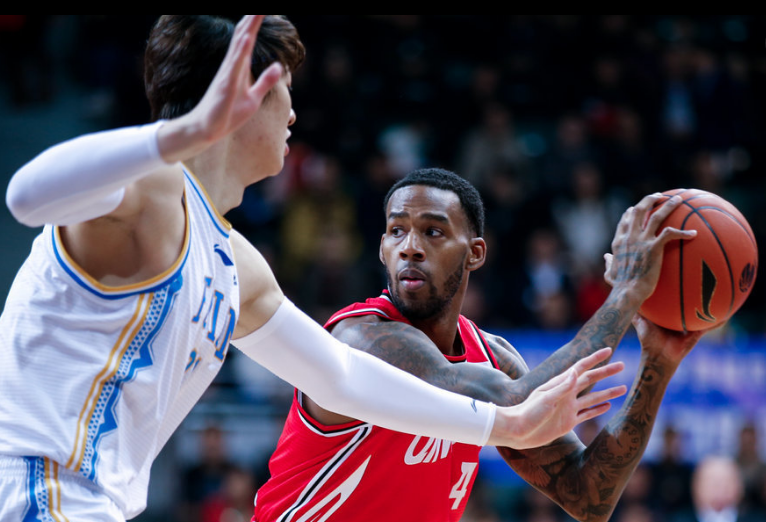 青岛队翻盘天津队,麦科勒姆统治全场 青岛队翻盘天津队,麦科勒姆统治全场